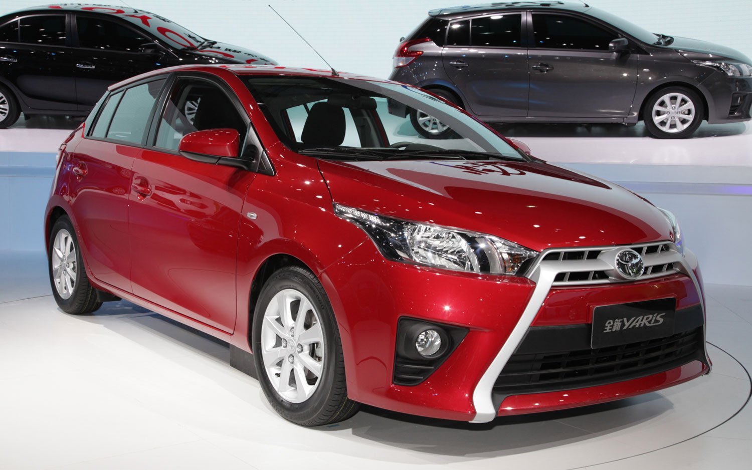 Bán xe ô tô Toyota Yaris đời 2014 giá rẻ chính hãng