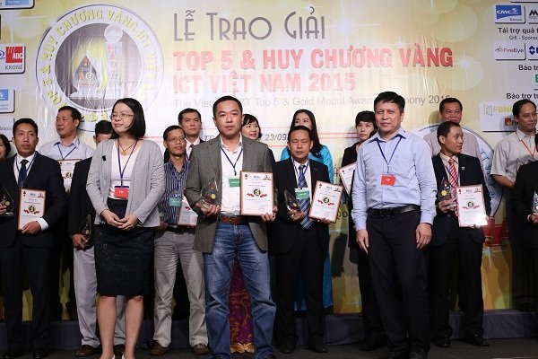 Ông Phạm Thanh Tuấn - Giám đốc Truyền hình FPT nhận huy chương Vàng sản phẩm dịch vụ CNTT triển vọng Ông Phạm Thanh Tuấn - Giám đốc Truyền hình FPT nhận huy chương Vàng sản phẩm dịch vụ CNTT triển vọng