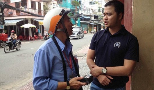 Ong Nguyen Minh Toan Pho Giam doc Trung tam Quan ly cuoc thuoc FPT Telecom chia se cung thu phi vien