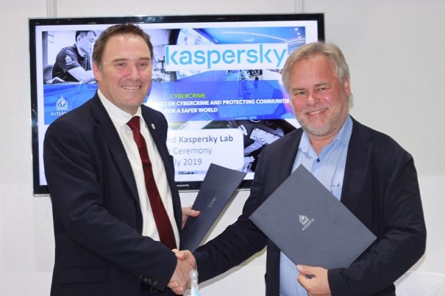 eugene-kaspersky-ceo-kaspersky-va-craig-jones-giam-doc-toi-pham-mang-tai-interpol