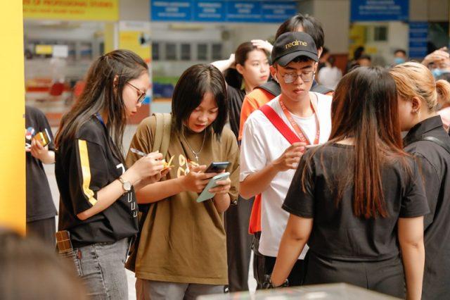 realme-chao-don-gan-3-000-tan-sinh-vien-dh-hutech-va-van-lang